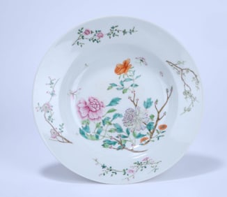 A FAMILLE ROSE 'FLOWER' DISH WITH FOLIATE RIM