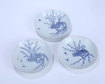 A SET OF BLUE AND WHITE DISHES