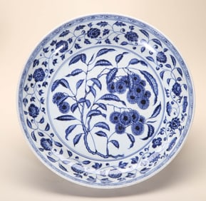 A BLUE AND WHITE 'SCROLLING FLOWER AND FRUIT' LARGE DISH