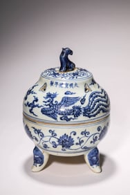 A BLUE AND WHITE 'PHOENIX AND CLOUD' CENSER WITH LION KNOP