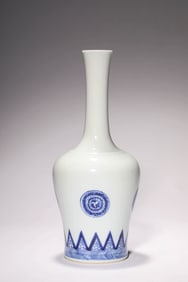A BLUE AND WHITE 'ROUND FLOWER' BELL-SHAPED VASE