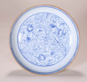 A BLUE AND WHITE 'THREE LIONS' DISH