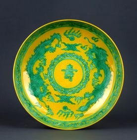 A YELLOW-GROUND GREEN-ENAMEL 'DRAGON AND LONGEVITY' DISH