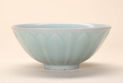 A LONGQUAN CELADON 'LOTUS PETAL' BOWL