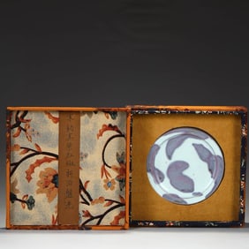 A JUN WARE 'PURPLE SPLASH' DISH WITH FOLIATE RIM, "QIANLONG IMPERIAL INSCRIPTION"