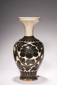 A CIZHOU WARE CARVED 'FLORAL' GARLIC-MOUTH VASE