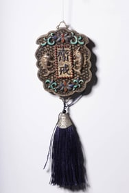 A SILVER FILIGREE AND GEMSTONE-INLAID 'DOUBLE FISH' PENDANT