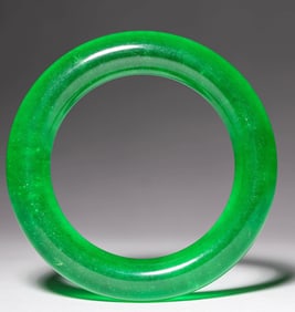 A JADEITE BRACELET
