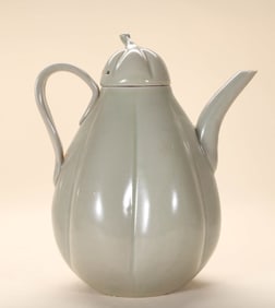 A YUE WARE 'MELON-FORM' EWER