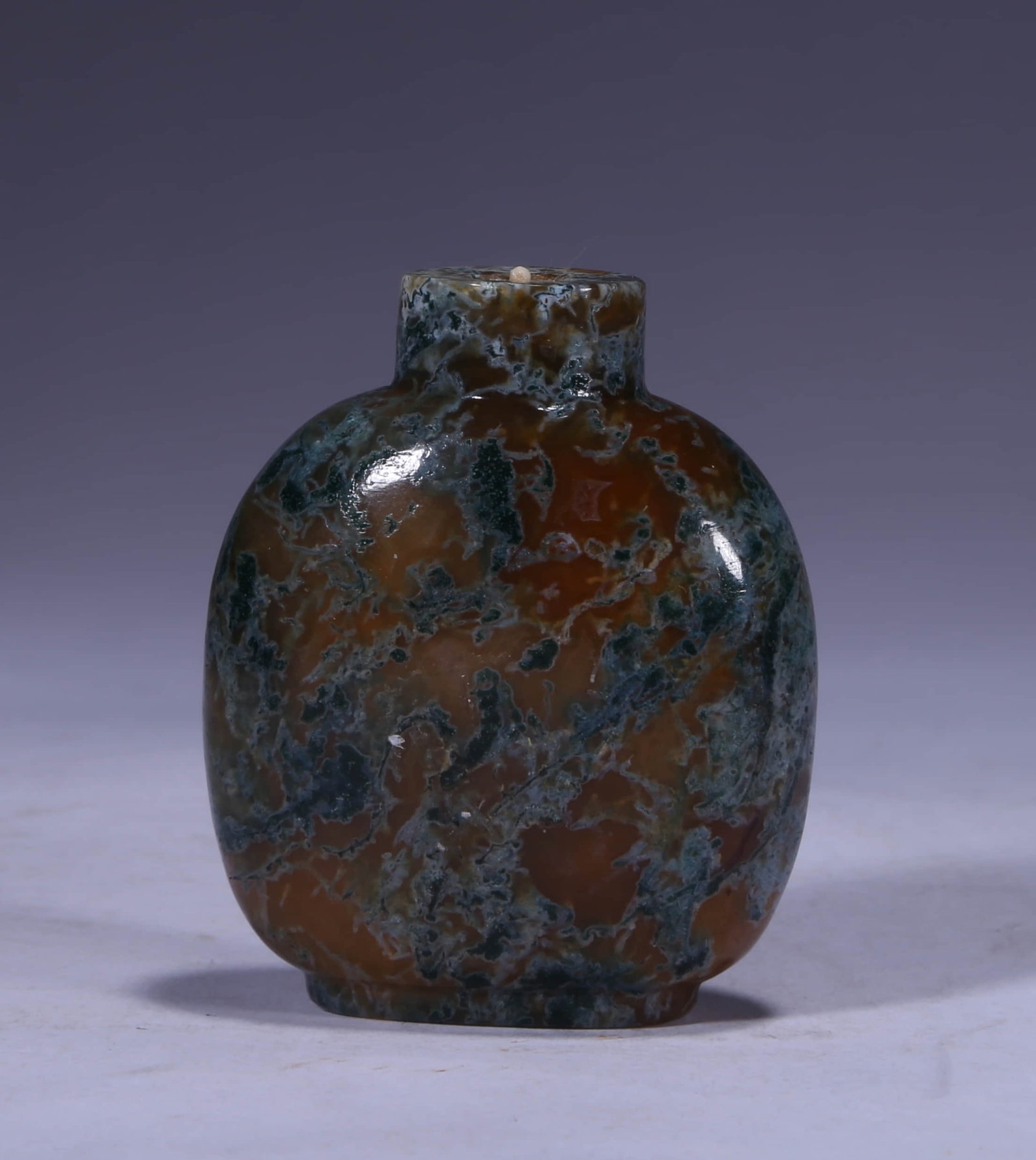 AN AGATE SNUFF BOTTLE: AN AGATE SNUFF BOTTLE Dimensions: Length: 4 cm (1.57 in.), Width: 6 cm (2.36 in.). All measurements are approximate. Condition reports are rendered as specialist opinion by the staff of the Auction Ho