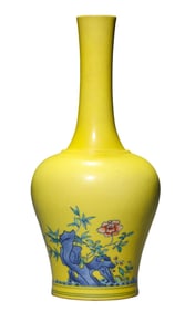 A YELLOW-GROUND BLUE AND WHITE 'FLOWERS AND BIRDS' BELL-SHAPED VASE
