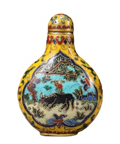 A CLOISONNé ENAMEL 'HERDING CATTLE' SNUFF BOTTLE
