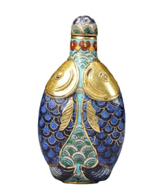 A CLOISONNé ENAMEL 'DOUBLE FISH' SNUFF BOTTLE