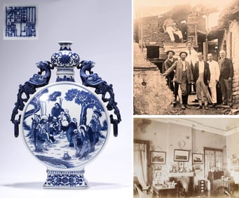 A BLUE AND WHITE 'FIGURES' PHOENIX-HANDLE GOURD-SHAPED MOONFLASK