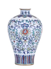 A DOUCAI WITH GILT-DECORATED 'INTERLOCKING FLOWERS' MEIPING