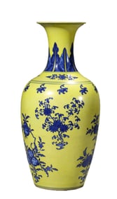 A YELLOW-GROUND BLUE AND WHITE  VASE