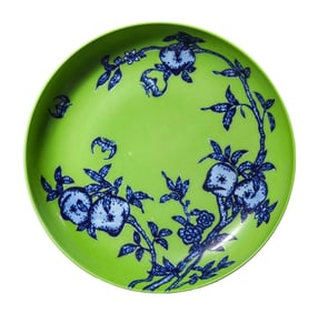 A GREEN-GLAZED BLUE AND WHITE 'BAT AND SHOU' DISH