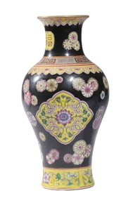 A BLACK-GROUND FAMILLE ROSE 'MILLEFLEURS' VASE