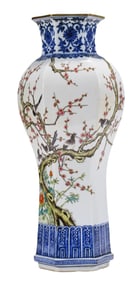 A BLUE AND WHITE WITH FAMILLE ROSE 'MAGPIES ON PLUM' VASE