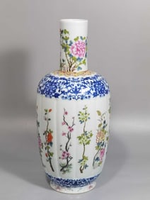 A BLUE AND WHITE FAMILLE ROSE 'FLOWERS' VASE