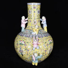 A ENAMEL 'INTERLOCKING FLOWERS' GLOBULAR VASE