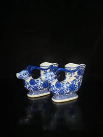 A PAIR OF GUAN-TYPE BLUE AND WHITE CUPS