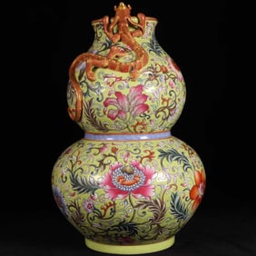 A GREEN-GROUND FAMILLE ROSE WITH IRON-RED GILT-DECORATED 'INTERLOCKING LOTUS' GOURD SHAPED VASE