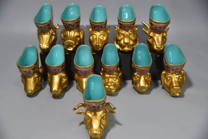 A SET OF GILT-RED DECORATED ENAMEL 'INTERLOCKING LOTUS' CUP