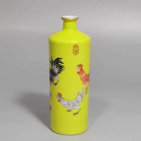 A YELLOW-GROUND FAMILLE ROSE SNUFF BOTTLE