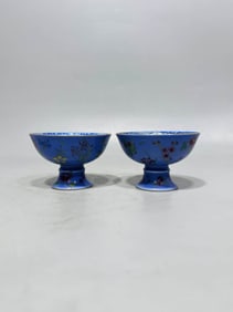 A PAIR OF GUAN-TYPE FAMILLE ROSE WITH BLUE AND WHITE 'DRAGON' STEM CUPS
