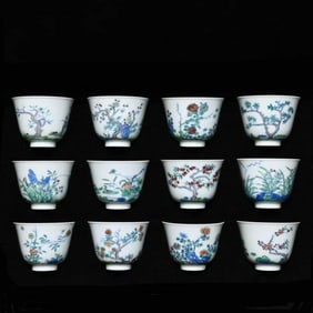 A SET OF WUCAI 'FLOWER MOUTH' CUP