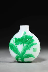 A GREEN-OVERLAY WHITE GLASS 'INSECT' SNUFF BOTTLE