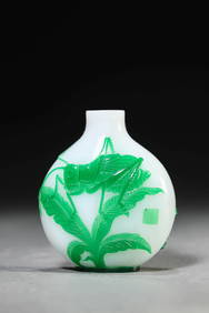 A GREEN-OVERLAY WHITE GLASS 'INSECT' SNUFF BOTTLE (1 of 6)