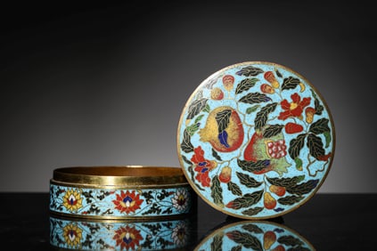 A CLOISONNé 'CHILDREN AND SHOU' COVERED BOX