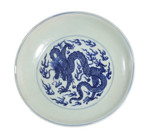 A BLUE AND WHITE 'DRAGON, BAT AND SHOU' DISH