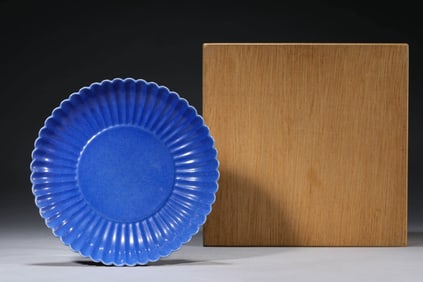 A BLUE CHRYSANTHEMUM SHAPED DISH