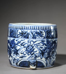 A BLUE AND WHITE 'DRAGON' TRIPOD CENSER