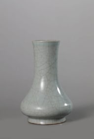 A GUAN-TYPE WATER CHESTNUT SHAPED VASE