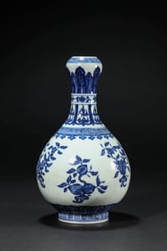 A BLUE AND WHITE 'FLOWER AND FRUIT' GARLIC-HEAD VASE