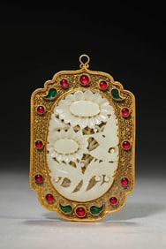 A SILVER GEM-SET JADE PENDANT