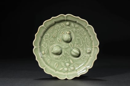 A CELADON 'SANDUO' CHRYSANTHEMUM SHAPED DISH