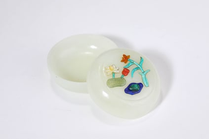 A JADE AND GEM-INLAID COVERED BOX
