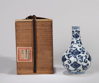 A BLUE AND WHITE 'LINGZHI' LONG-NECKED VASE
