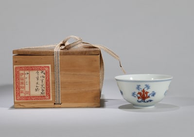 A BLUE AND WHITE WITH IRON-RED 'FLORAL' TEACUP
