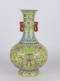 A GREEN-GROUND FAMILLE ROSE 'INTERLOCKING FLOWERS' VASE