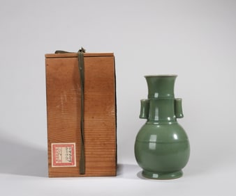 A LONQUAN TYPE VASE