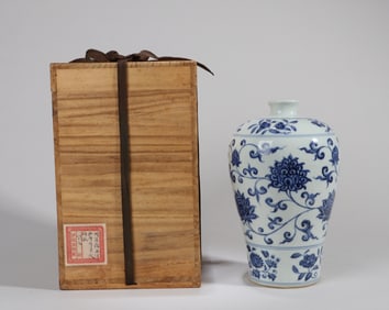 A BLUE AND WHITE 'INTERLOCKING LOTUS' MEIPING