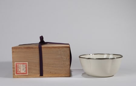 A DING TYPE INCISED FLOWER-MOUTHED BOWL