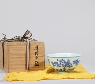 A BLUE AND WHITE 'DRAGONS' TEACUP