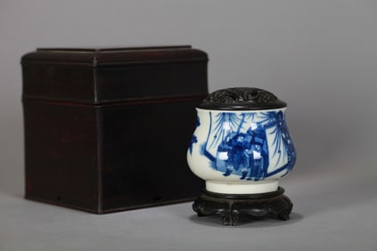 A BLUE AND WHITE VASE